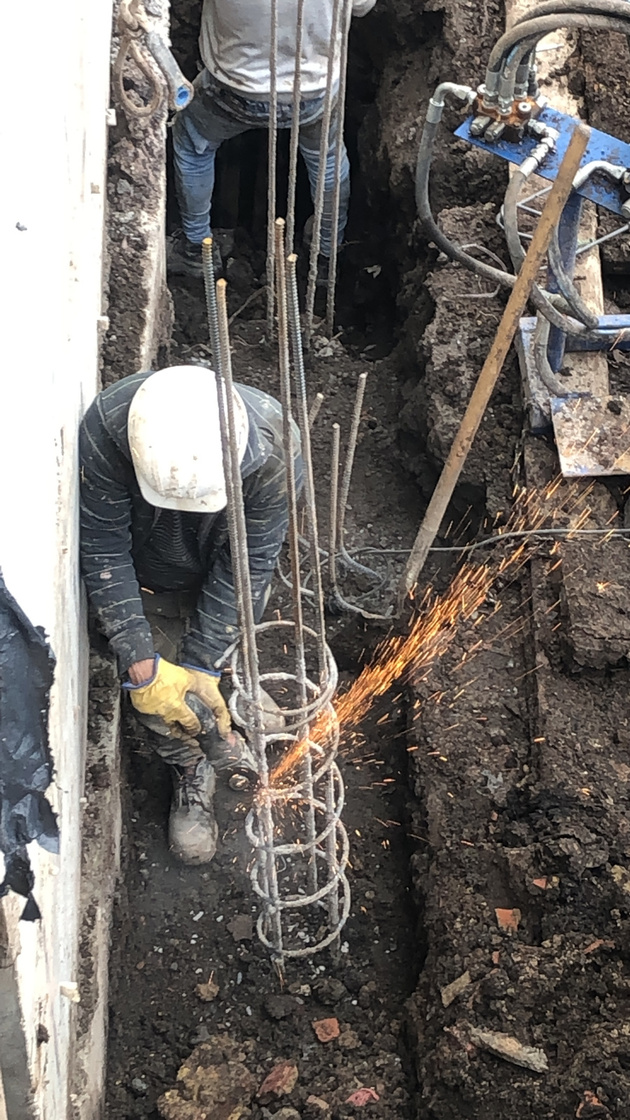 Refuerzo estructural en excavación junto a muro existente