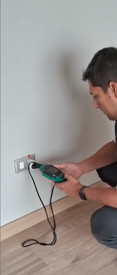 Técnico midiendo una toma eléctrica con equipo de diagnóstico