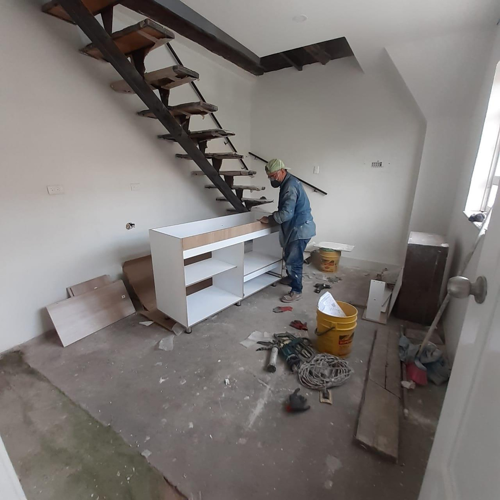 Instalación de mueble a medida durante una remodelación interior