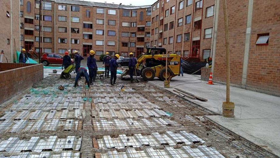Cuadrilla ejecutando cambio de placa en el patio interior de una copropiedad