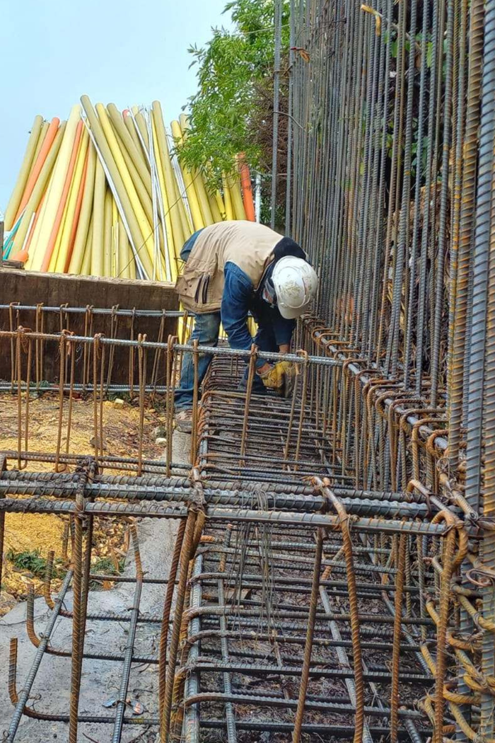 Instalación de refuerzo en mallazo previo a la fundida en obra civil urbana