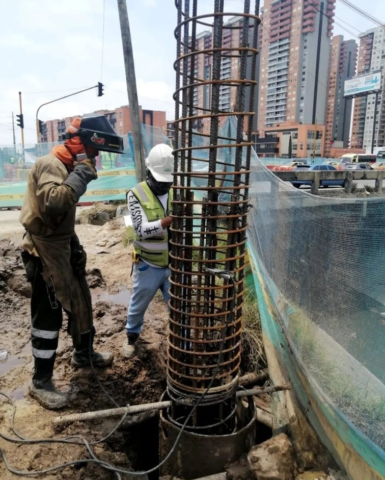 Soldadura de refuerzo de pilote en obra