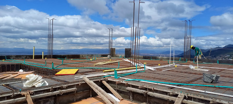 Frente de obra con formaleta y refuerzo vertical listos para fundida